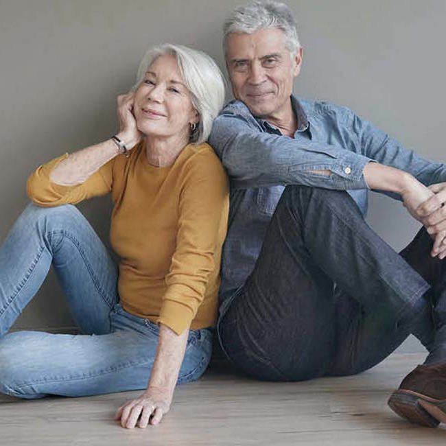 Smilende mand og kvinde.