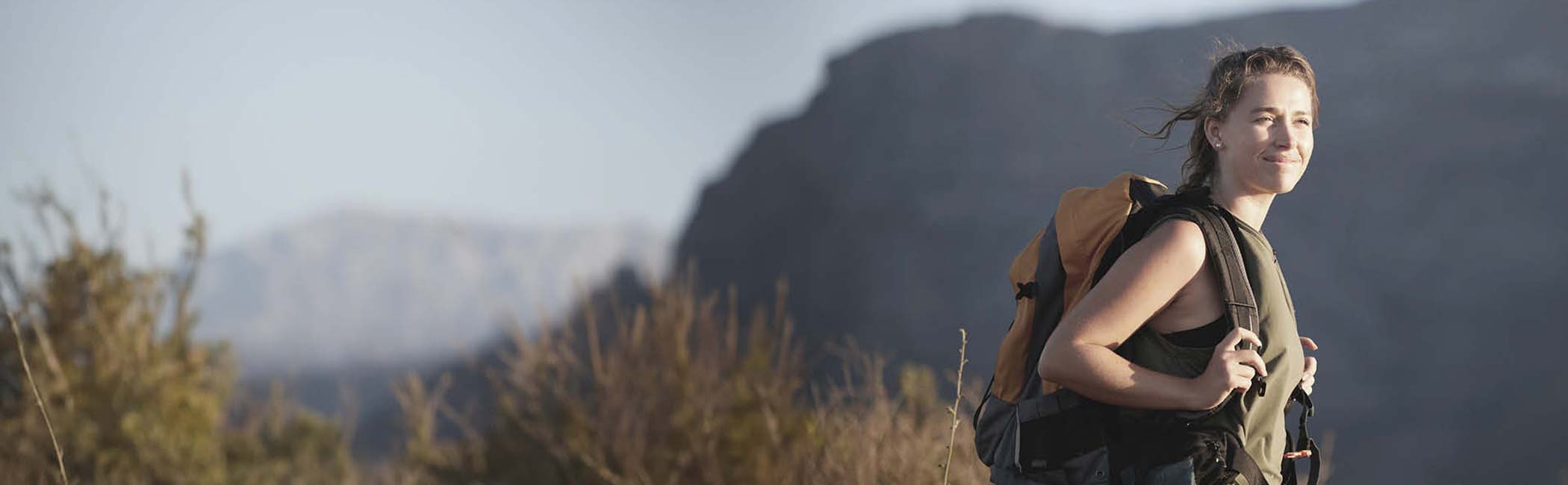 En glad kvinde er trygt ude og rejse efter at have fået relevante rejsevaccinationer.