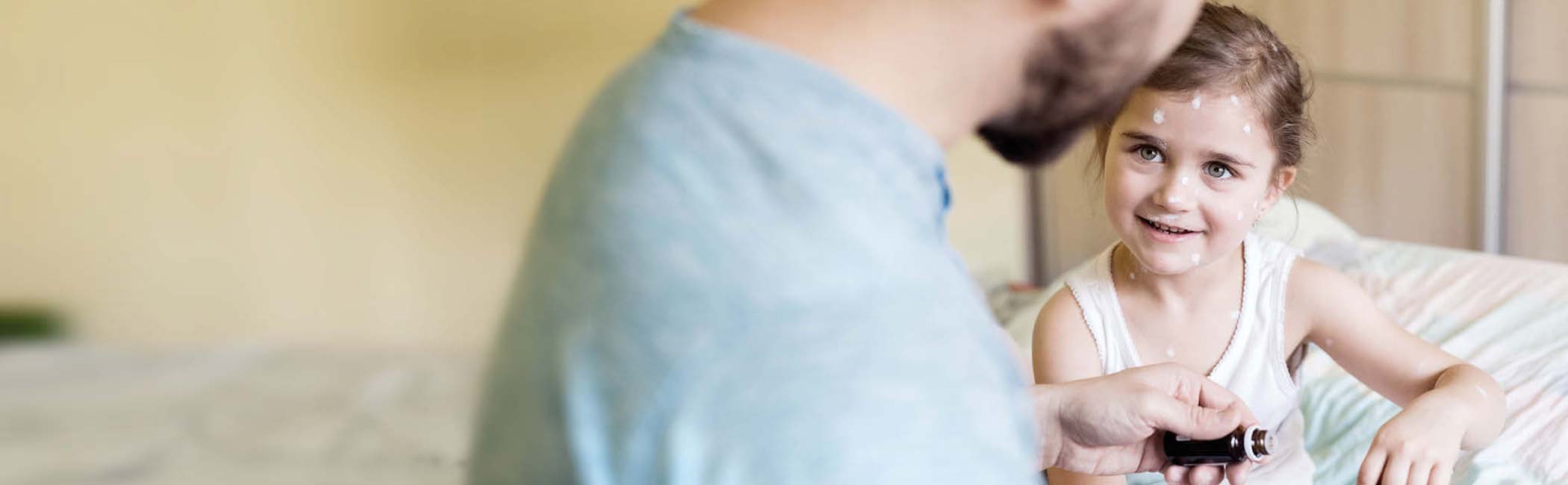 Et barn syg med skoldkopper.