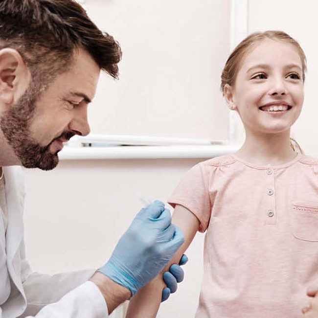 Et barn bliver vaccineret mod tuberkulose ved Aleris Hospitaler.