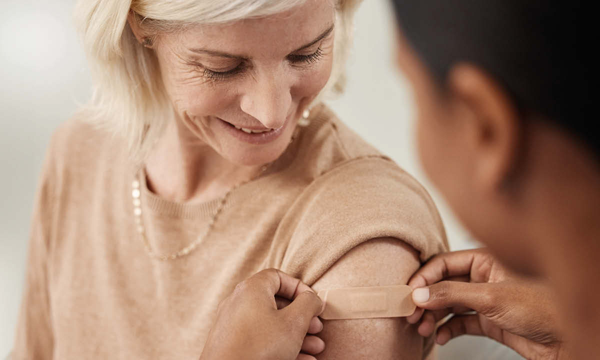 En kvinde har netop fået en vaccination hos Aleris vaccinationscenter.