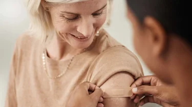 En kvinde har netop fået en vaccination hos Aleris vaccinationscenter.
