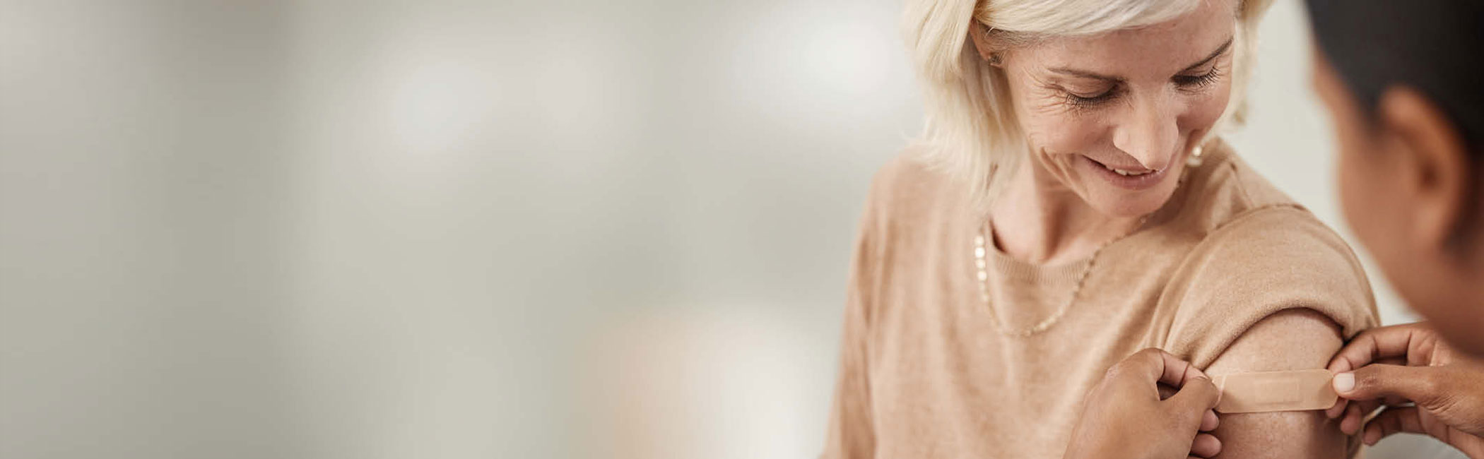 En kvinde har netop fået en vaccination hos Aleris vaccinationscenter.