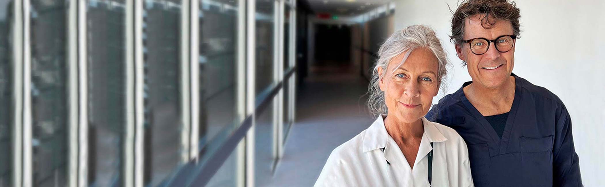 Mand og kvindelig læge står på et af Aleris Hospitaler.