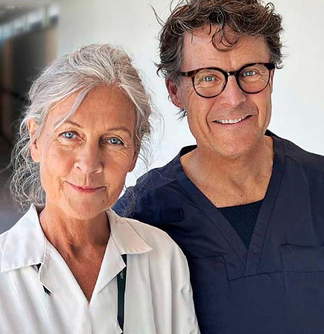 Mand og kvindelig læge står på et af Aleris Hospitaler.